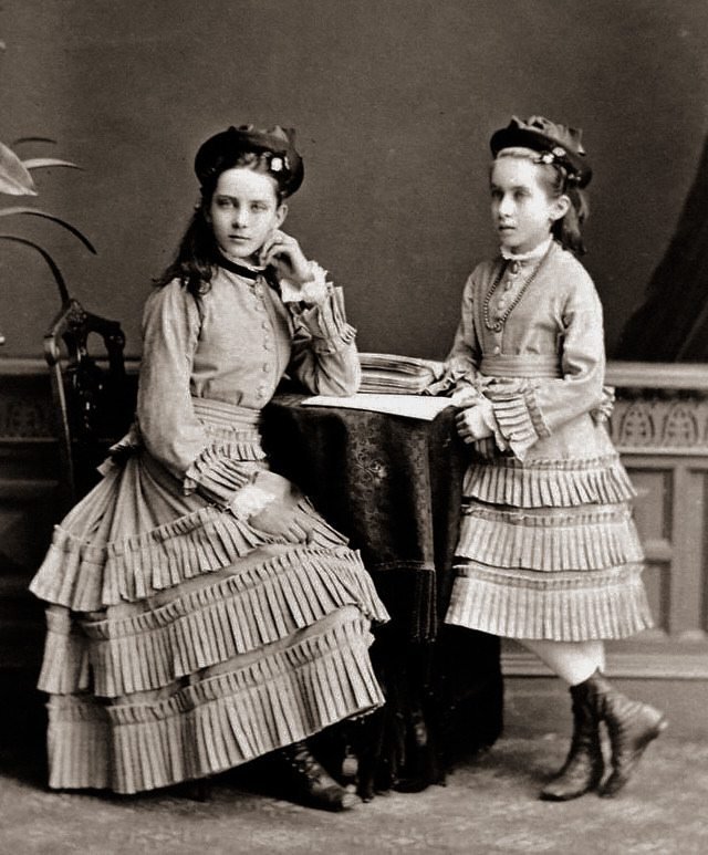 Из архива винтажных фотографий, школьная форма для девочек во времена Российской Империи, 1900 г.
