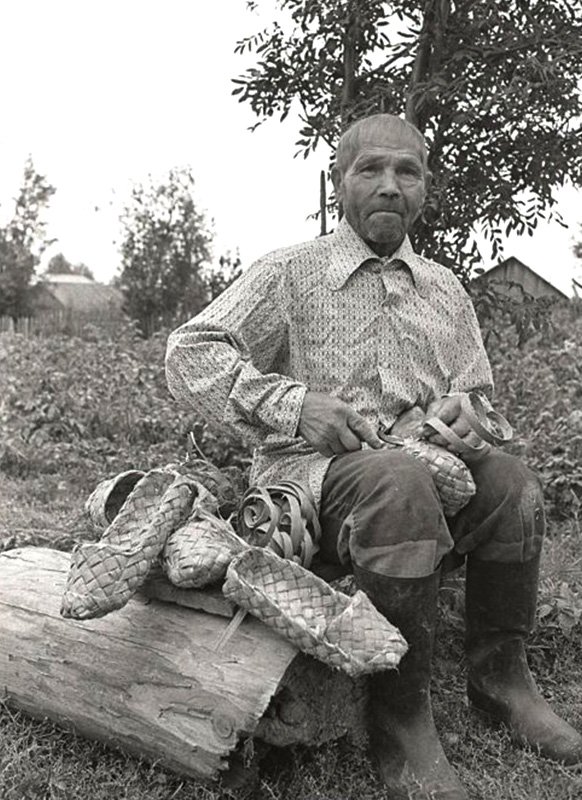Лапотник, житель д. Ермакова Мишуйского сельсовета П.Н. Кетов (1905 г.р.). Источник: Пермский краеведческий музей