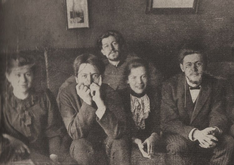 Чеховы в Мелихове. Слева направо: Мария, Антон, Иван, неизвестная, Михаил. 1892 г.