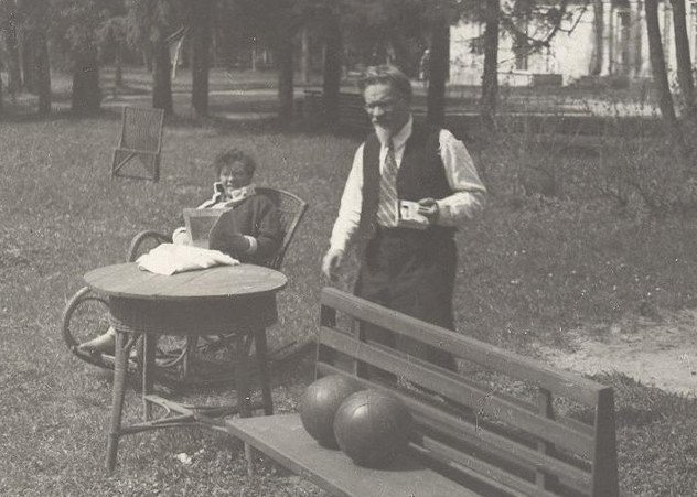 Михаил Иванович Калинин с женой Екатериной Ивановной на даче. 1936 г. Источник: ГБУКиДО г. Москвы "МКАИ"