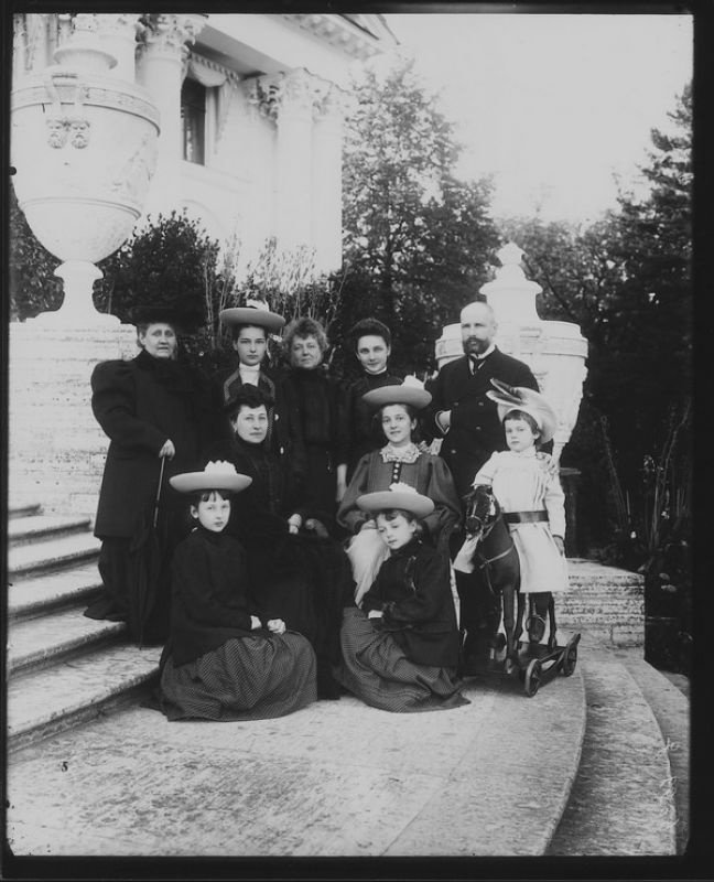 Петр Столыпин и члены его семьи у лестницы Елагина дворца, 1907, Санкт-Петербург / источник: ЦГАКФФД СПб
