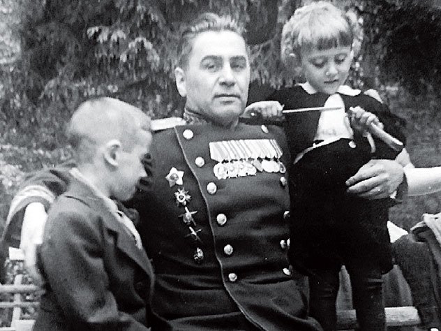 Генерал Судоплатова П.А. с детьми. Источник: eg.ru