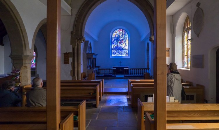 Вид на алтарь и восточное окно, Церковь всех Святых в Тудли, Кент, Англия