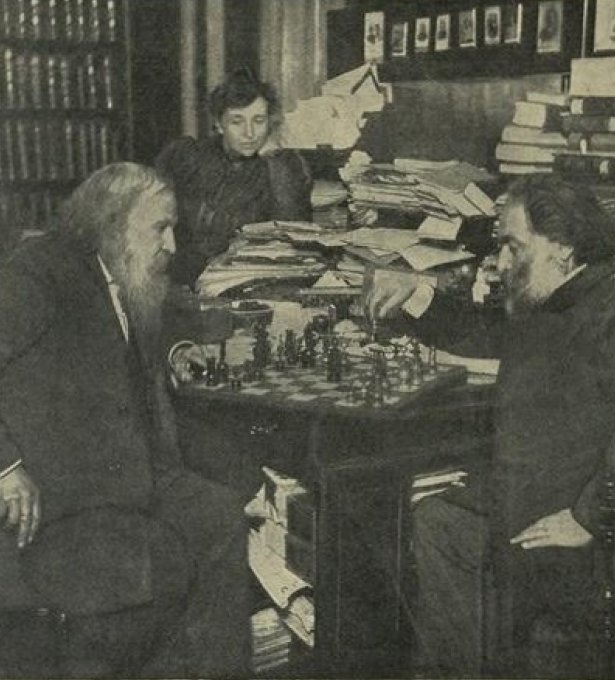Менделеев играет с Куинджи в шахматы, рядом его жена, Анна Ивановна Менделеева, 1882 г.