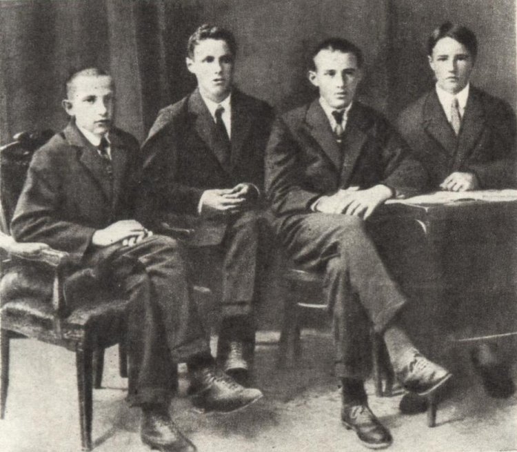 Юрий Левитан с друзьями (второй слева). Источник: yandex.ru