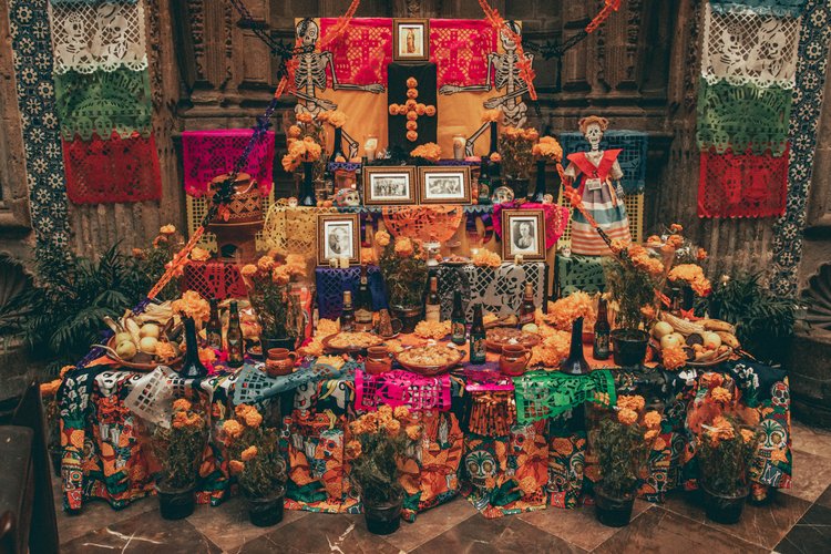 Семейный алтарь с фотографиями предков, семейными реликвиями, цветами, угощениями. Мексика