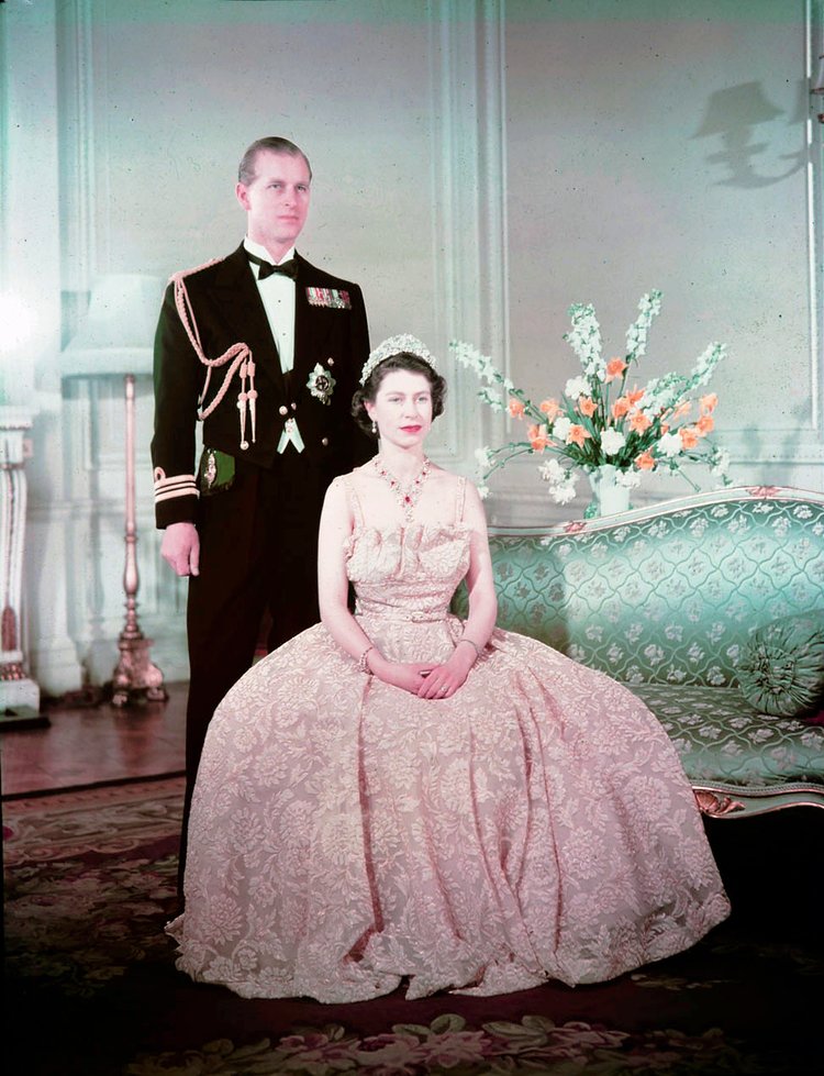 Принцесса Елизавета, герцогиня Эдинбургская (впоследствии королева Елизавета II) и герцог Эдинбургский. Принцесса Елизавета в ожерелье и тиаре от Cartier, изготовленные и подаренные ей в 1939 году по случаю её замужества, 1950
