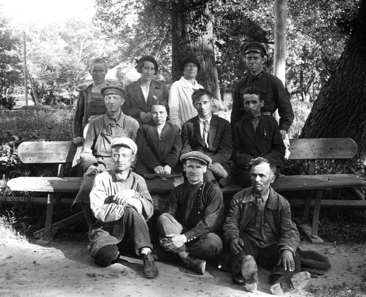 Группа участников археологических раскопок на территории Тверского кремля. Тверь, 1935 г. Источник: pastvu.com