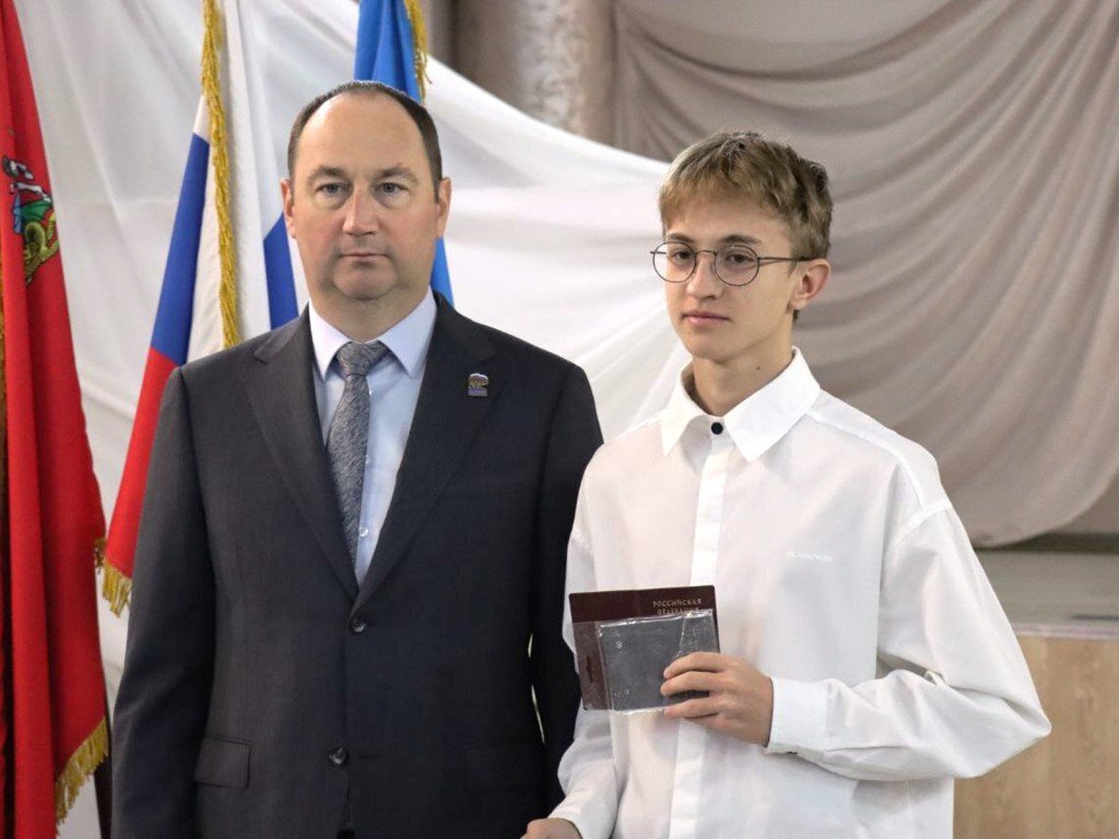 Торжественное вручение паспорта. Фото: пресс-служба администрации г.о. Ступино. Автор: Алексей Лукьянов / источник: regions.ru
