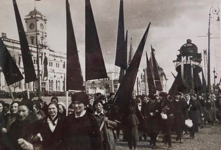 Первомайская демонстрация на Комсомольской площади. Москва, 1933 г. Источник: Pastvu.com