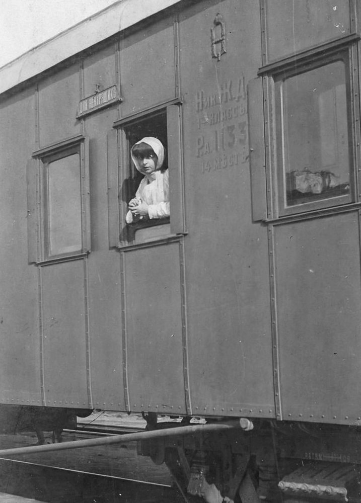 Пассажирка вагона для некурящих Николаевской железной дороги. 1910 г. Источник: https://vita-life777.livejournal.com/80947.html?media