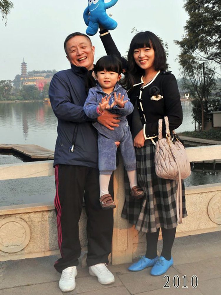 Юньчинь с дочерью и первой внучкой в 2010 году на том же месте, Чжэньцзян, Китай / источник: Умкра (4tololo.ru)