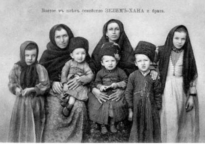 Семья Зелимхана Харачоевского. Представители тайпа харачой. Источник: Wikimedia Commons