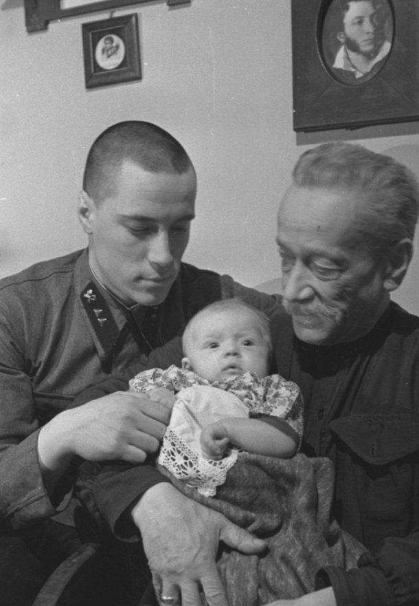 Потомки А.С. Пушкина: внук Григорий Александрович, правнук Григорий Григорьевич и праправнук Александр, 1937, Москва / источник: Ольга Игнатович, Музей Москвы, История России в фотографиях (russiainphoto.ru)