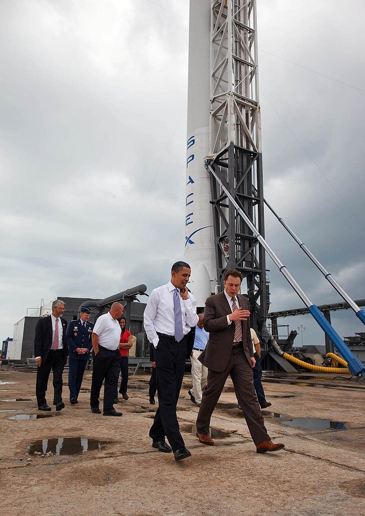 Президент Барак Обама осматривает стартовую площадку SpaceX вместе с генеральным директором Илоном Маском в Космическом центре Кеннеди, мыс Канаверал, Флорида, США, 15 апреля 2010
