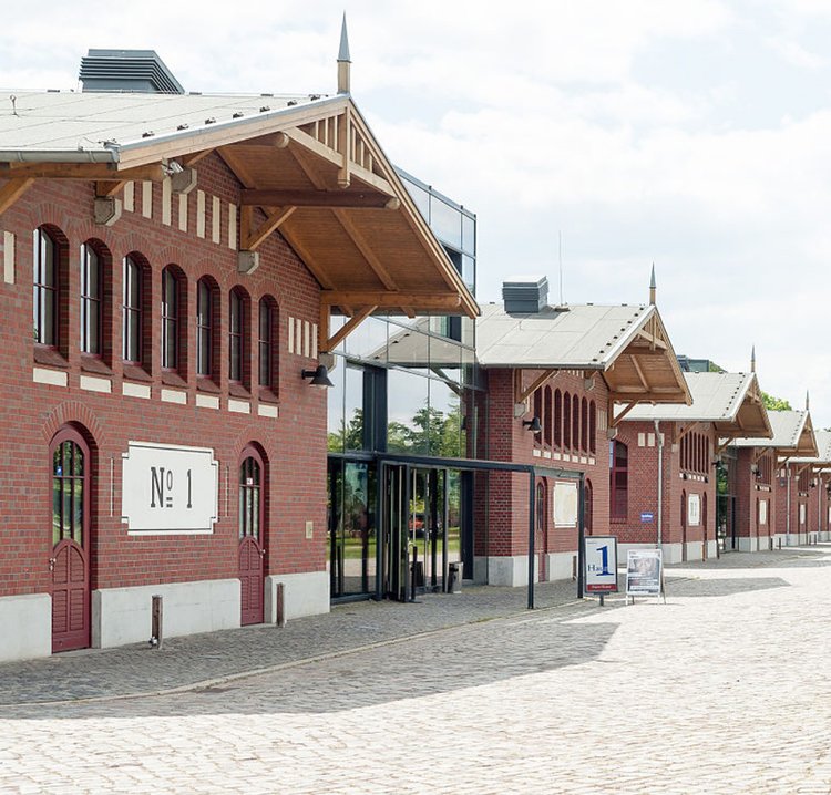 Здание музея Баллинштадта (BallinStadt), «Музея эмиграции», а также бывшей эмиграционной станции в порту Гамбурга, Германия
