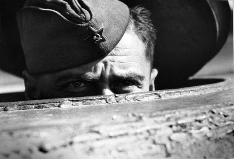 Наводчик советского танка выглядывает из люка боевой машины во время битвы за Берлин, апрель 1945 г. Источник: Rosphoto (rosphoto.com/best-of-the-best/vtoraya_mirovaya_voyna-2589)