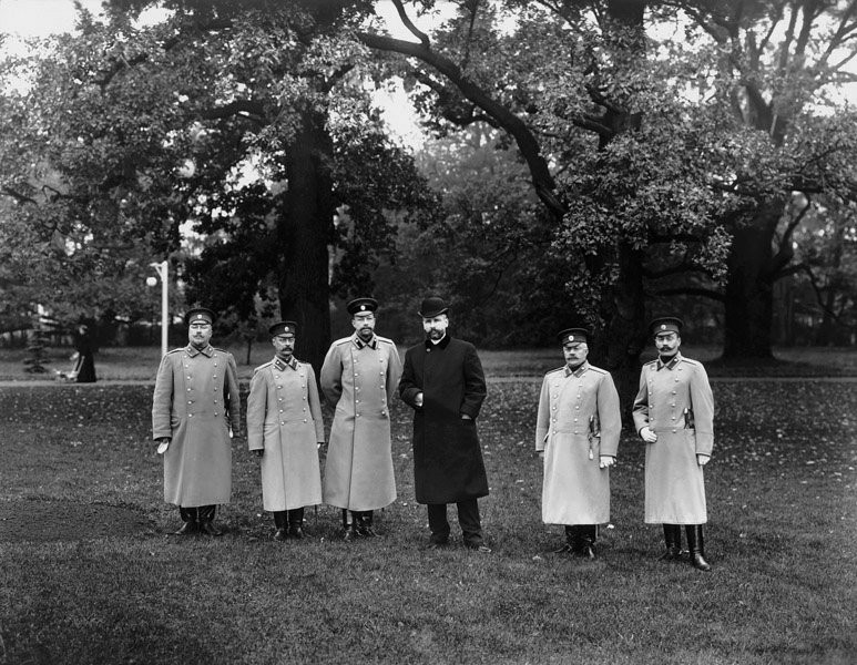 Министр внутренних дел Петр Столыпин с градоначальником Даниилом Драчевским и членами личной охраны на Елагином острове, 1906-1907, Санкт-Петербург / источник: Фотоателье Карла Буллы, ЦГАКФФД СПб