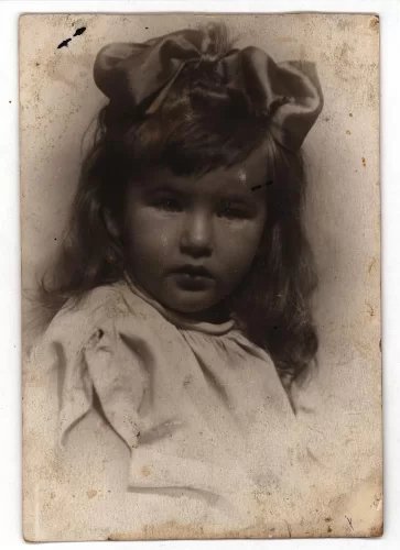 Кира Сергеевна Бондарева в детстве, 1930-е гг.