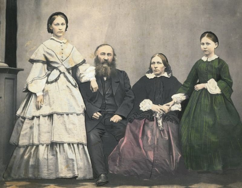 Алексей Николаевич Тютчев с женой Анной Иосифовной и дочерьми Анной и Марией / источник: МАММ / МДФ, история России в фотографиях (russiainphoto.ru)