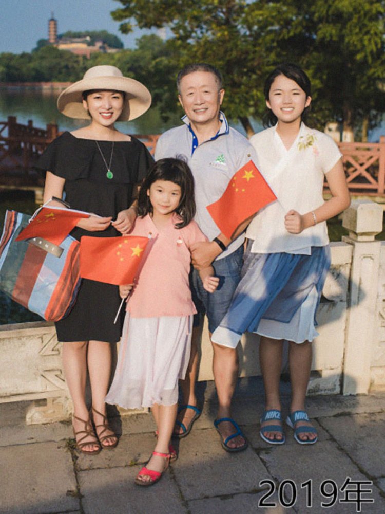 Юньчинь со своей дочерью и двумя внучками в 2019 году. Первая дочь Хуа Хуа родилась в 2008 году, а ее вторая дочь появилась на свет в 2012, Чжэньцзян, Китай / источник: Умкра (4tololo.ru)