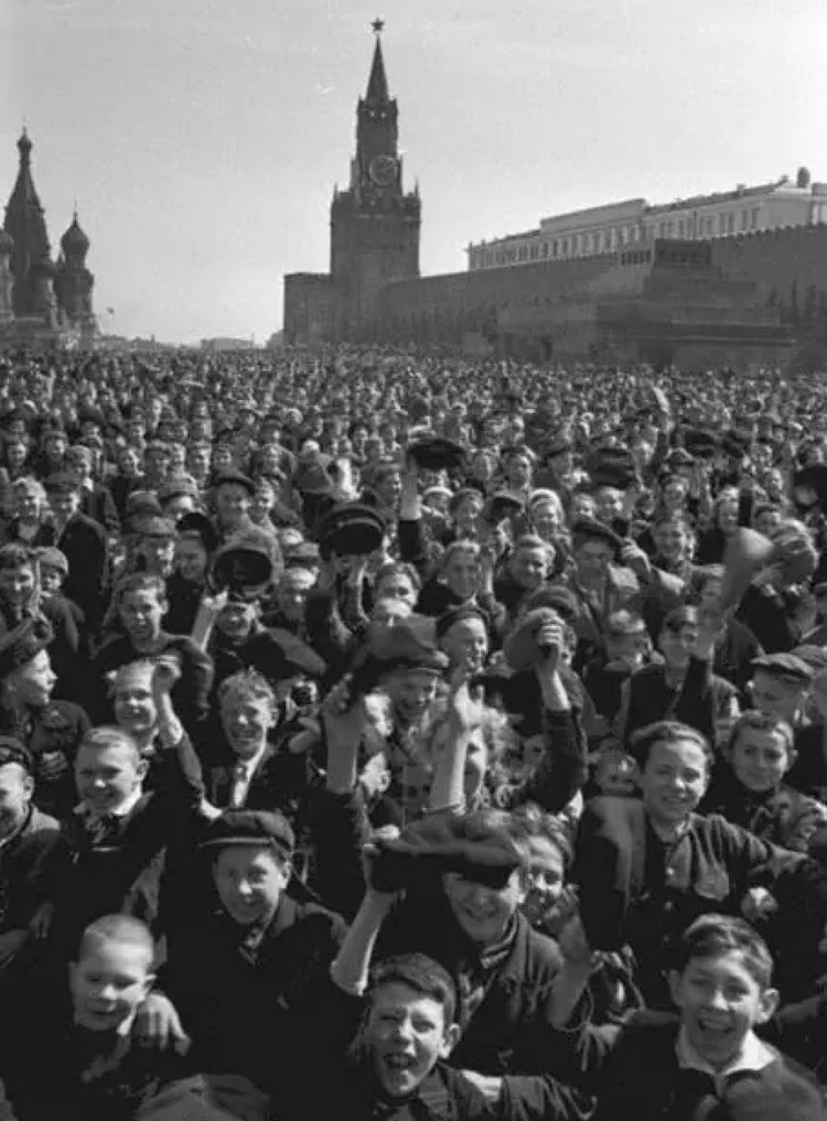 Москва, Красная площадь, 9 мая 1945 г. Источник: Pastvu (pastvu.com)