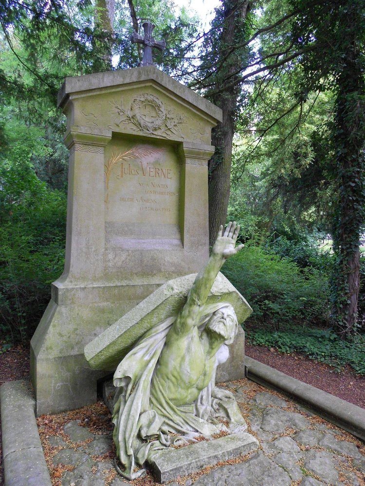 Гробница Жюля Верна в Амьене показывает, как он вырывается из собственной могилы в стремлении достичь неба, что является признаком его бессмертия. Скульптор Альберт Розе использовал посмертную маску Верна, чтобы создать лицо статуи