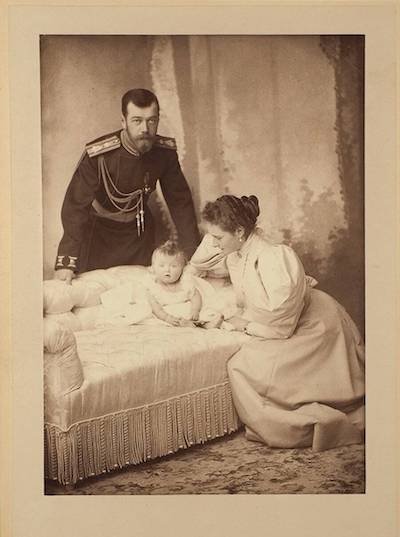 Николай II с Александрой Федоровной и дочерью Ольгой. Фотограф: С. Левицкий. 1895 г.