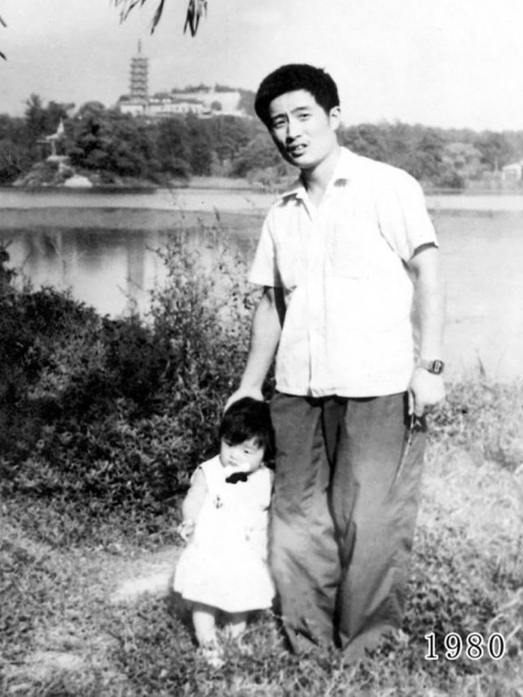 Юньчинь и его дочь Хуа Хуа, первое совместное фото на берегу озера Чжэньцзян в 1980 году. Юньчину здесь 27 лет, а его дочери — год, Чжэньцзян, Китай / источник: Умкра (4tololo.ru)