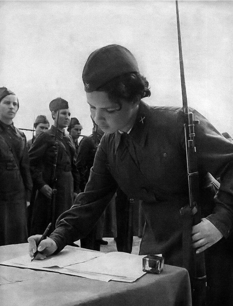 Женщины во время Великой Отечественной войны. Источник: yandex.ru
