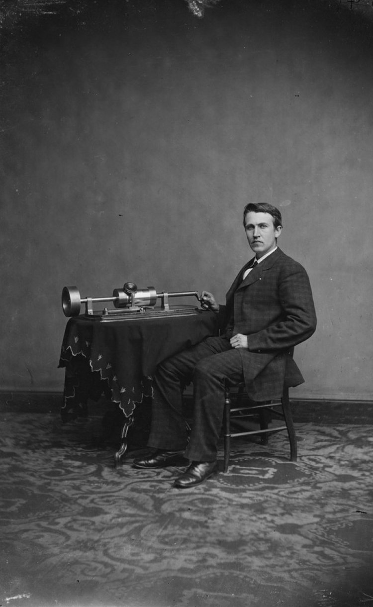 Томас Эдисон со своим цилиндрическим фотографом, 1878 г. Источник: Библиотека Конгресса, США, Вашингтон