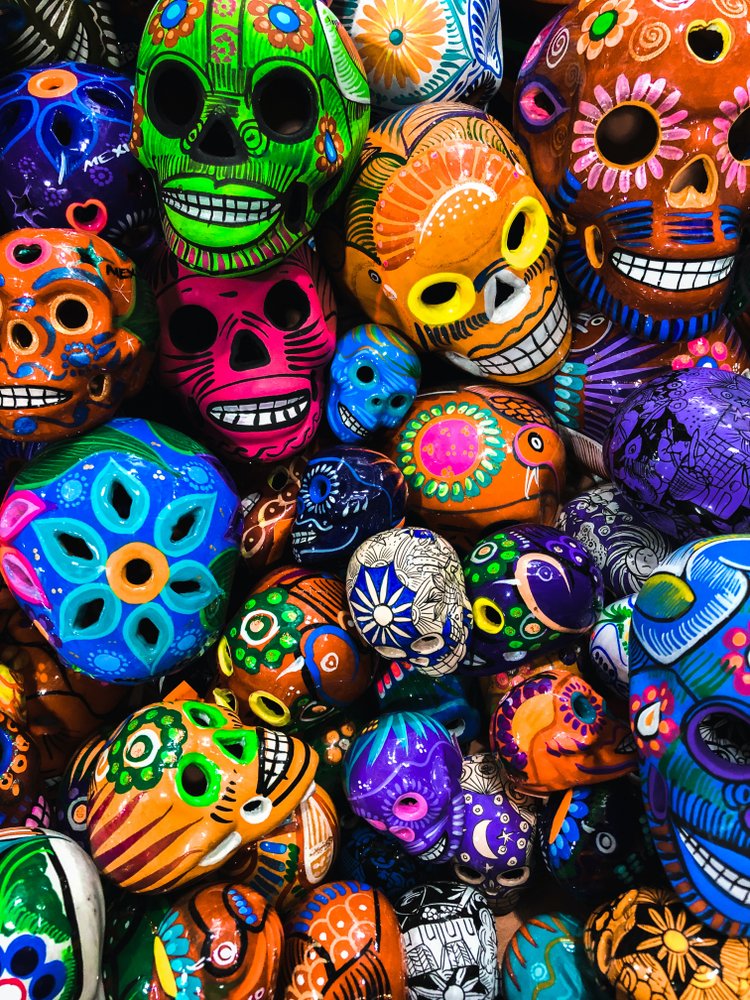 Калаверы — черепа, символ Дня мертвых. Койоакан, район Мехико, Мексика