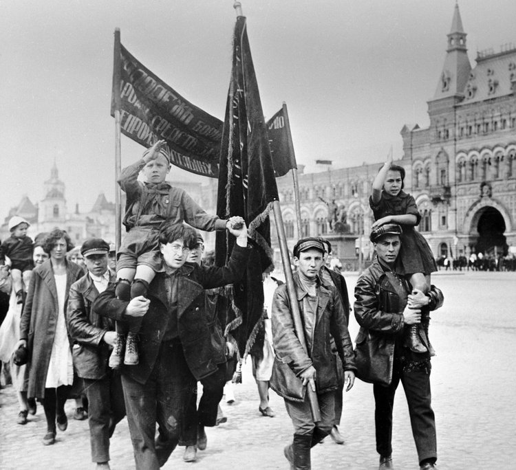 VIII Международный юношеский день (МЮД). Москва, Красная площадь, 1922 г. Источник: Pastvu.com