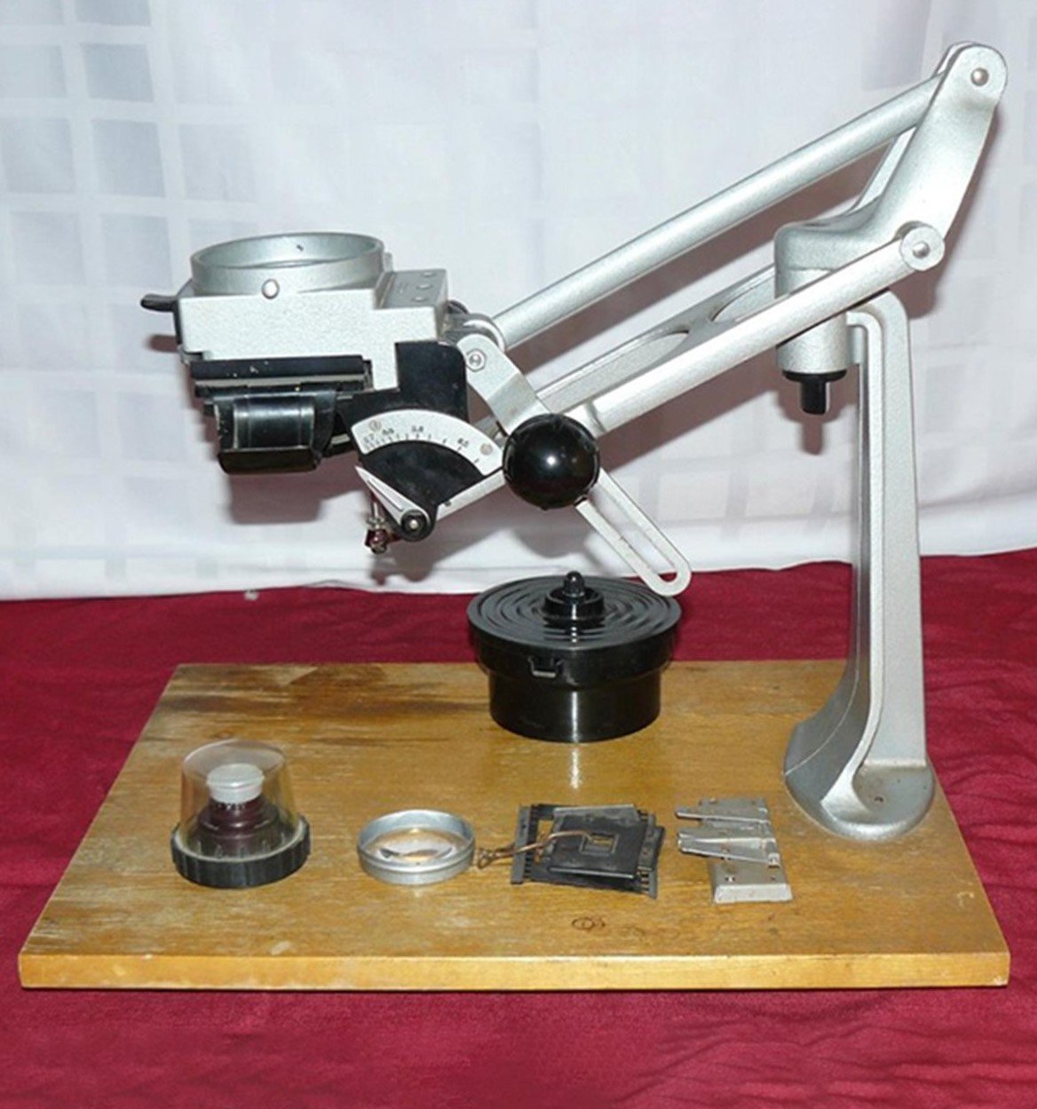 Коллекция предметов, используемых для проявки фотографий. Фотоувеличитель. Источник: МУ «Краеведческий музей» Копейского городского округа