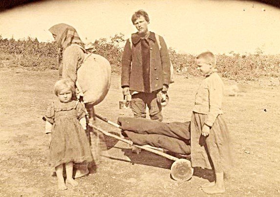 Семья крестьянина Осипа Инькова, переселяющаяся из Вологодской губернии в Приамурский край, конец XIX в. / Источник: Государственный исторический музей