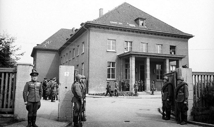 Здание немецкого военно-инженерного училища в пригороде Берлина ― Карлсхорсте, в котором проводилась церемония подписания акта о безоговорочной капитуляции, 1995 г.