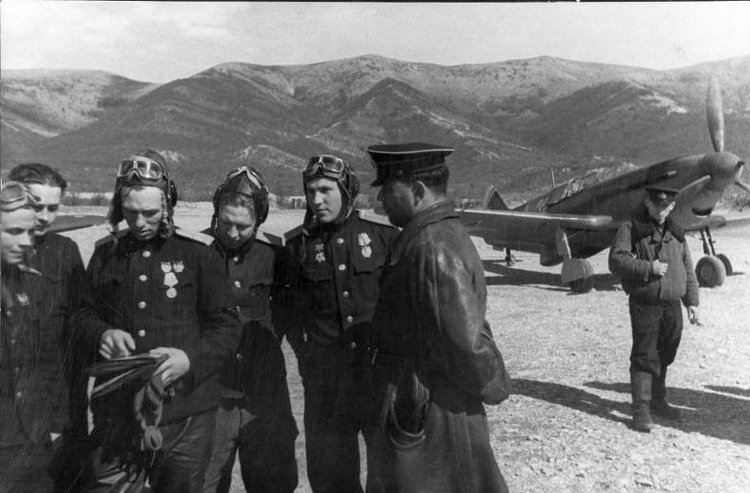 Летчики 278-й истребительной авиационной дивизии. Геленджик, 1943 г. Источник: Pastvu.com