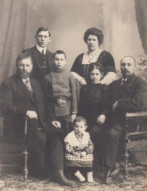 Купец первой гильдии г. Самары Жоголев А.Г. с детьми и внуками / источник: КГАУК "КККМ" (kkkm.ru)