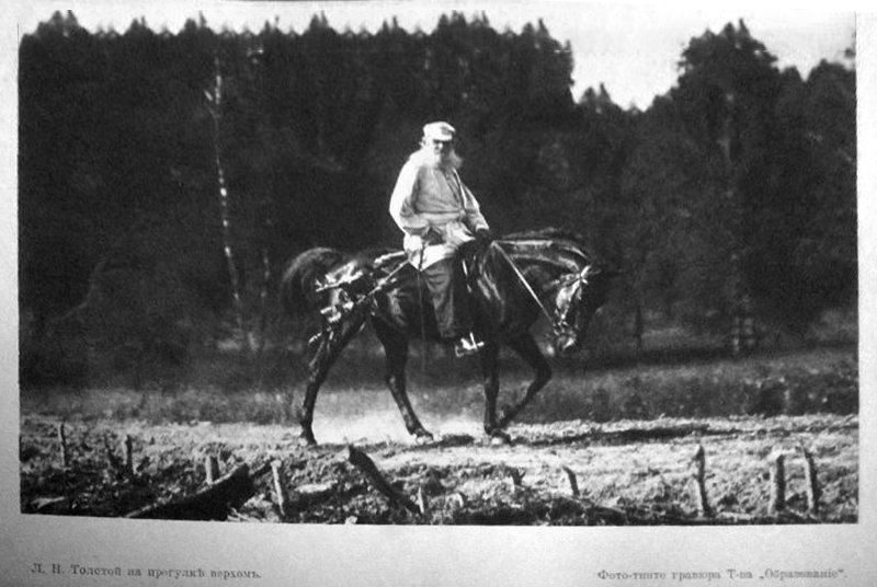 Л.Н. Толстой на прогулке верхом на коне Делире, 1908 г. Фото К.К. Буллы. Лист из альбома-папки «Ясная Поляна. Жизнь Л.Н. Толстого». Источник: Государственный музей истории российской литературы им. В.И. Даля.