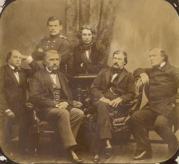 Л.Н. Толстой в группе писателей журнала «Современник». 1856 г. Фотография Левицкого С.Л. / Источник: Государственный музей Л.Н. Толстого