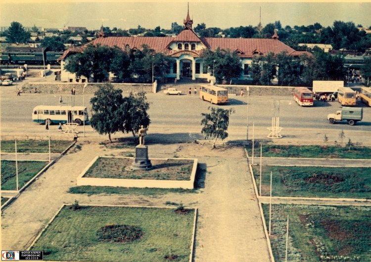 Вид на Привокзальную площадь и здание вокзала. Орск, 1980 г. Источник: Pastvu.com