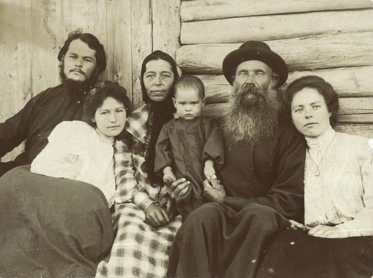 “Портрет семьи мещан”, 1905-1915 / источник: МАММ / МДФ, История России с фотографиях (russiainphoto.ru)