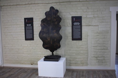 Скульптура из мореного дуба