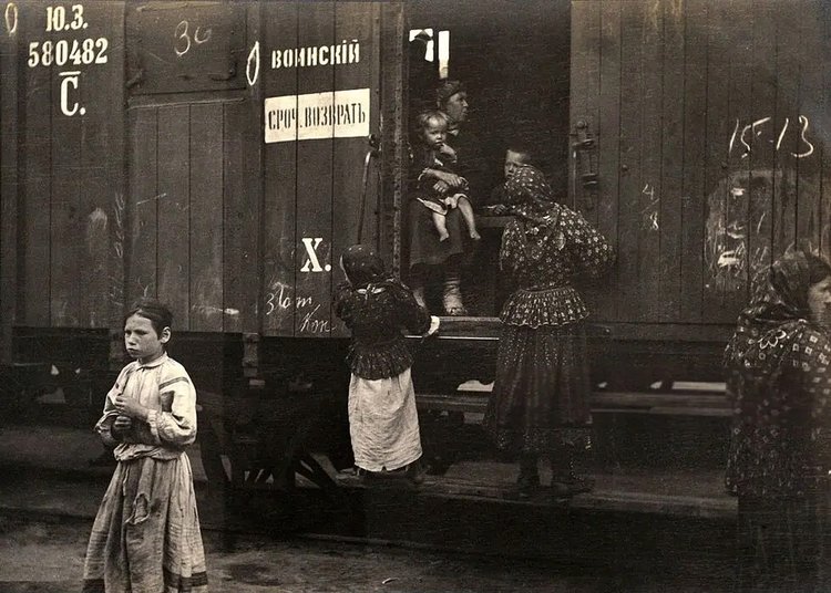Крестьяне-переселенцы на станции Омск, 1908, Омская область, Омск / источник: pastvu (pastvu.com)