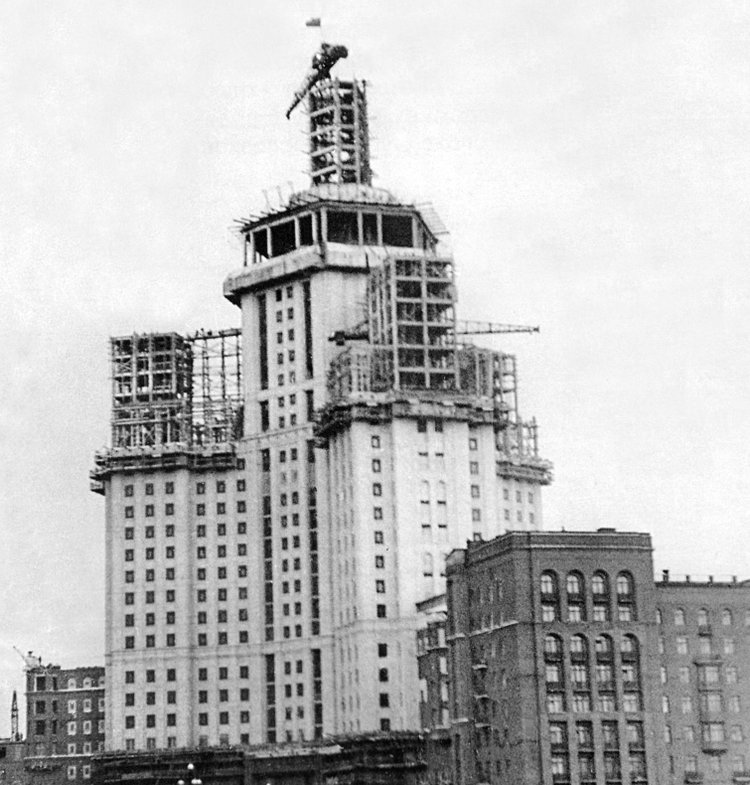 Строительство высотного дома на Котельнической набережной. Москва, 1950 г. Источник: pastvu.com