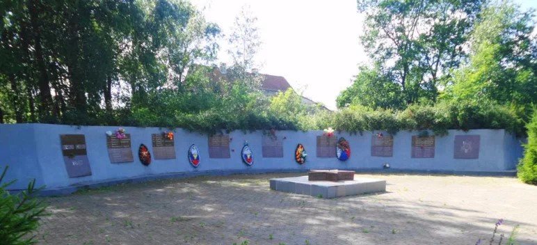 Мемориал Воинам Великой Отечественной войны (Калининградская область, Славский муниципальный округ, п. Тимирязево) около братской могилы, где перезахоронен Хлебосолов В.И., прадед Ксении Собчак