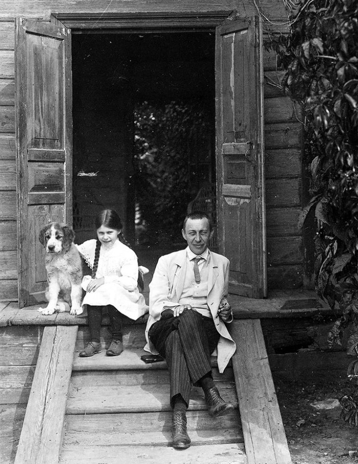 Сергей Рахманинов с дочерью Ириной на крыльце дома в Ивановке, Тамбовская губерния, имение Ивановка, 1913 / источник: Музей музыки, История России в фотографиях (russiainphoto.ru)