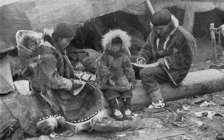 Семья эскимосов, 1917 г. Источник: National Geographic Magazine
