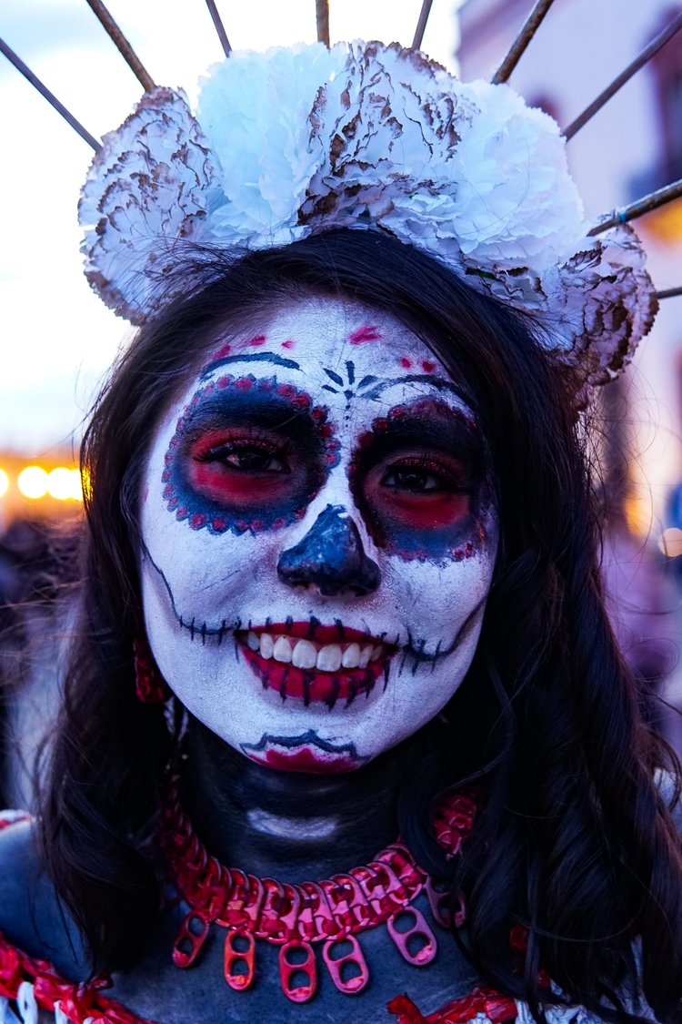 Девушка в образе богини смерти. Сакатекас, Мексика