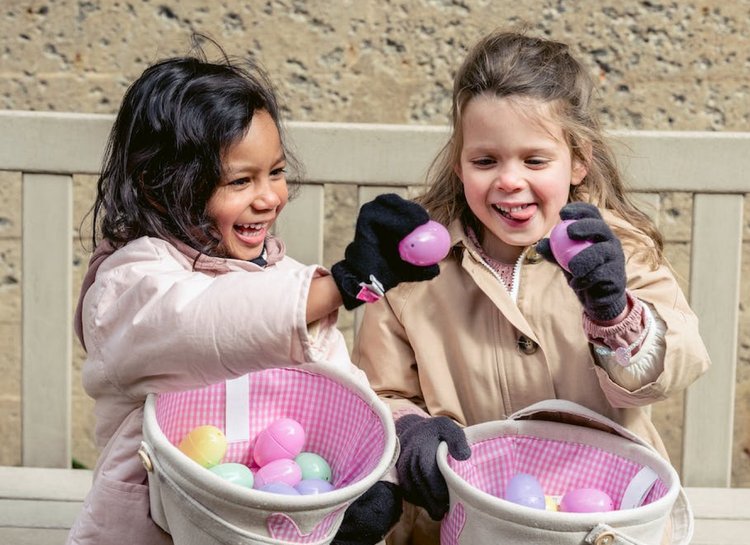 Девочки после охоты за пасхальными яйцами, США
